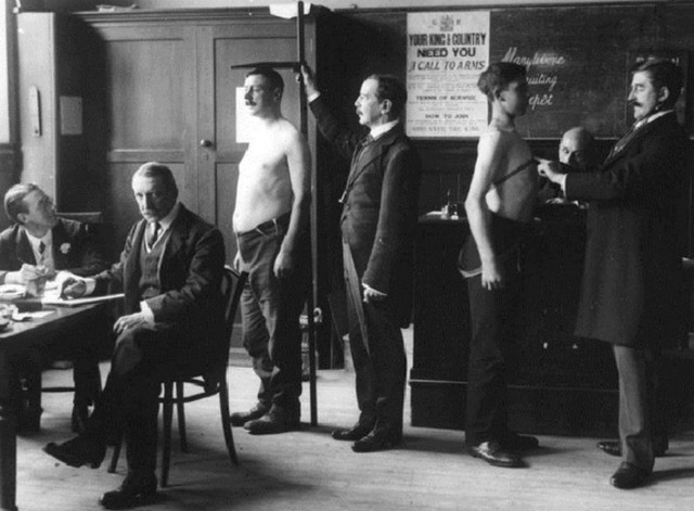 Adam từng bị từ chối nhiều lần khi đăng k&yacute; nhập ngũ v&igrave; chiều cao kh&ocirc;ng đủ ti&ecirc;u chuẩn.