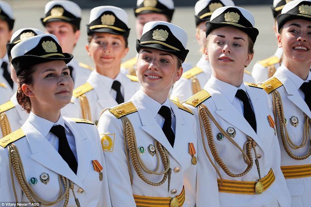 Các nữ quân nhân St Peterburg diễu hành trong ngày vui của nước Nga. (Ảnh: Tass)