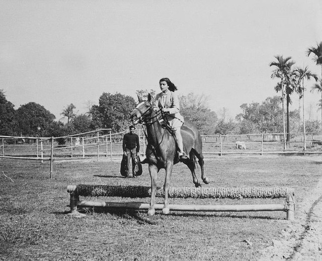 Ảnh chụp Devi đang tập luyện bộ môn Polo.