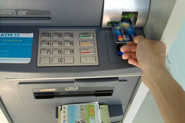 Ngân hàng sẽ ngừng tăng phí rút tiền nội mạng qua thẻ ATM theo chỉ đạo của NHNN
