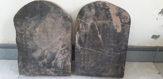 Hai tấm bia cổ được phát hiện nghi có liên quan tới mộ chí Trạng Trình Nguyễn Bỉnh Khiêm. Ảnh: TM