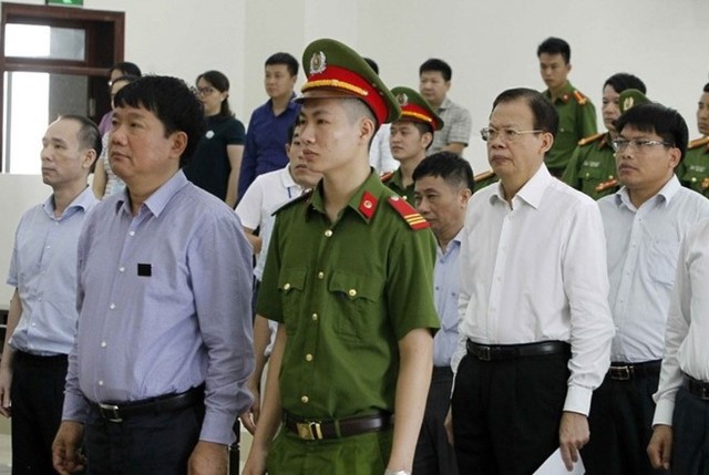 
Bị cáo Đinh La Thăng và các bị cáo khác tại phiên tòa. (ảnh: TTX)
