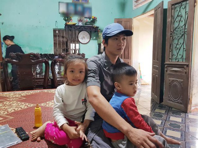 
Anh &Acirc;u vừa l&agrave;m cha vừa phải l&agrave;m mẹ chăm s&oacute;c c&aacute;c con
