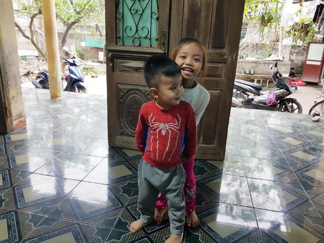 
Hai đứa trẻ tươi cười hồn nhi&ecirc;n v&agrave; quấn qu&yacute;t b&ecirc;n nhau
