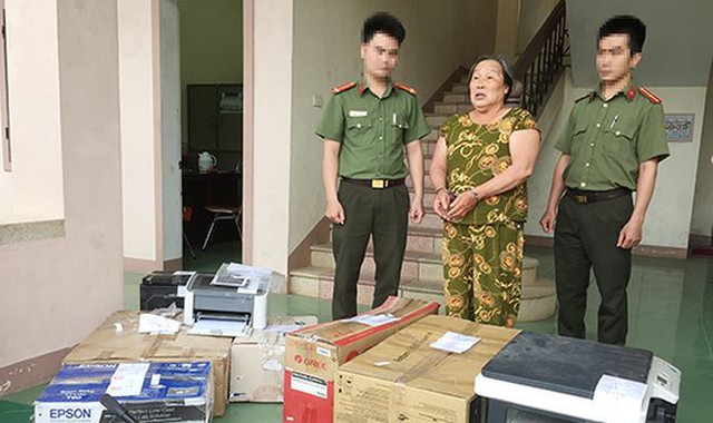
​ Năm 2016 bà Hương cùng con trai cũng bị Công an phát hiện bắt giữ với hành vi làm giả giấy tờ, tài liệu cơ quan nhà nước

