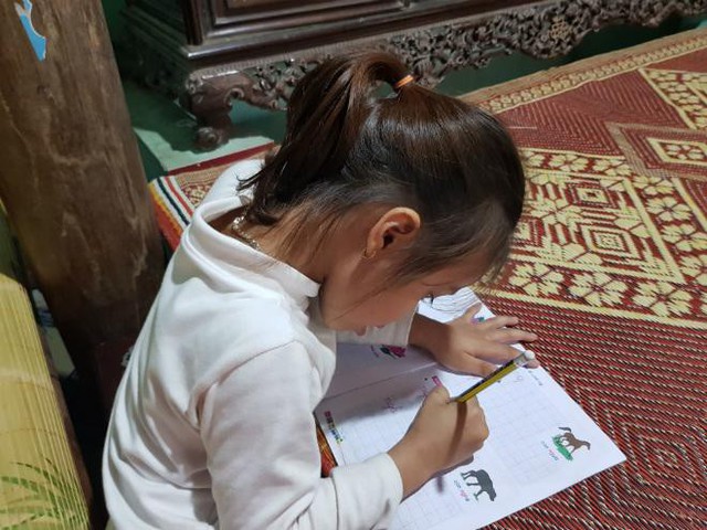 
B&eacute; Chi chỉ biết mẹ đ&atilde; về trời, chưa cảm nhận được nỗi đau mất mẹ
