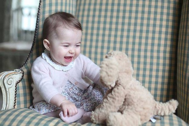 Tháng 11/2015, Kate đánh dấu mốc công chúa nhỏ tròn 6 tháng tuổi bằng bức ảnh chụp ở dinh thự Anmer Hall.