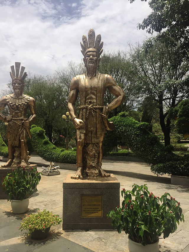 
Tượng Vua Hùng tại công viên Đồng Xanh, TP Pleiku (ảnh do Cục Mỹ thuật, nhiếp ảnh và triển lãm cung cấp).
