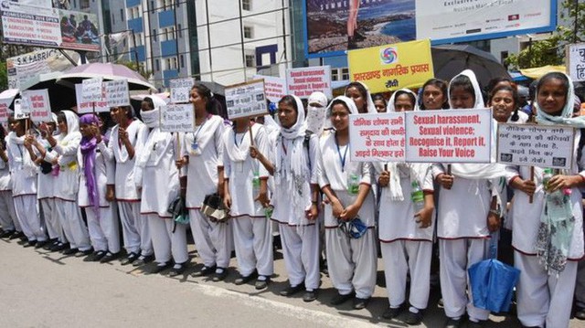 
Các nữ sinh Ấn Độ tuần hành phản đối nạn tấn công bạo lực tình dục ngày 8/5 sau khi xảy ra 2 vụ cưỡng hiếp rồi thiêu sống nạn nhân ở Ấn Độ
