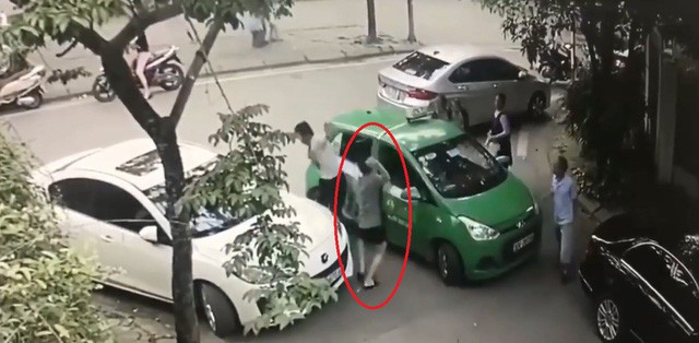 Hình ảnh tài xế taxi bị hành hung. (Ảnh cắt từ clip).