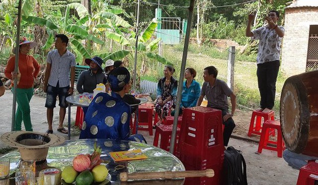 
Đám tang không một người họ hàng, chỉ có bà con xóm giềng đến giúp đỡ
