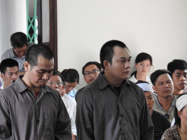 
Tòa tuyên phạt Ngô Văn Sơn 10 năm tù giam kể từ ngày 20/11/2016 và Lê Ngọc Hoàng 8 năm tù giam kể từ ngày 17/2/2017.
