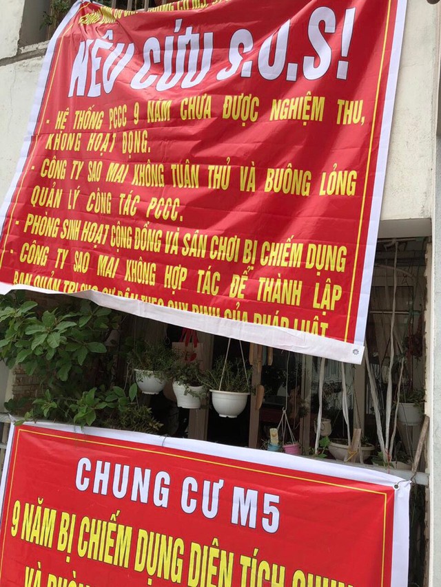 Cư d&acirc;n chung cư M5 treo băng r&ocirc;n để y&ecirc;u cầu đơn vị vận h&agrave;nh l&agrave; c&ocirc;ng ty thuộc Th&agrave;nh ủy H&agrave; Nội phải xử l&yacute; c&aacute;c vấn đề li&ecirc;n quan.