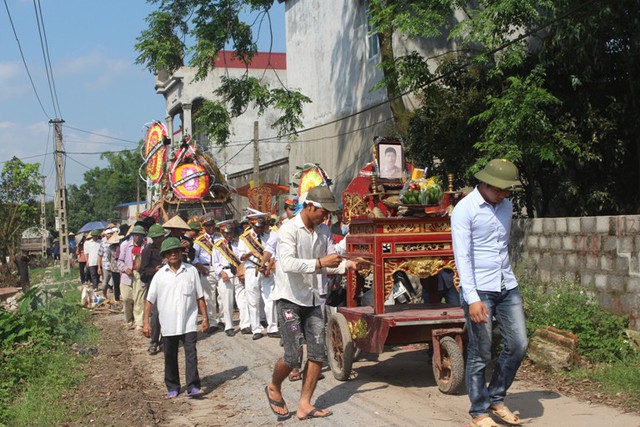 Chiều nay, lễ an táng của nạn nhân Nguyễn Văn Bé được hoàn tất. Ảnh: Đ.Tùy