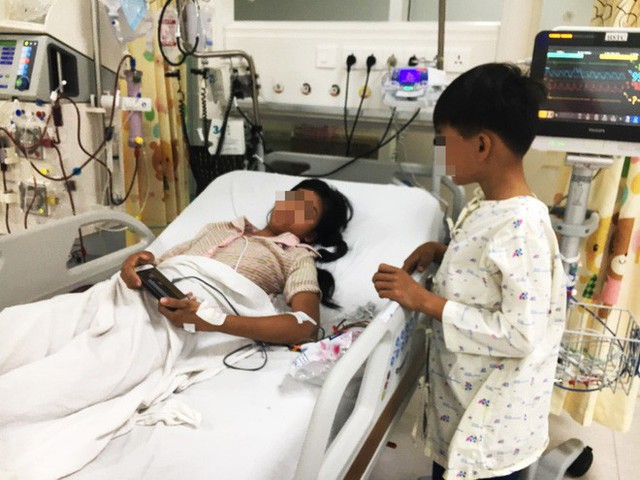 
Hai đứa trẻ uống thuốc diệt cỏ v&igrave; bị mọi người đổ tội ăn cắp.
