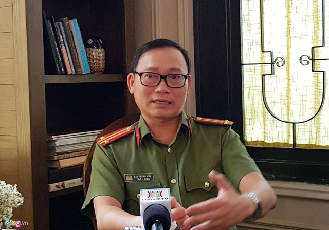 Trung tá Đào Trung Hiếu trả lời báo chí chiều 14/5. Ảnh: Thắng Quang.