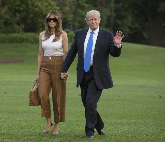 Vào tháng 6/2017, vợ con ông Trump chính thức chuyển đến sinh sống tại Nhà Trắng. Tổng thống Mỹ Donald Trump nắm chặt tay vợ mình và vẫy chào mọi người.