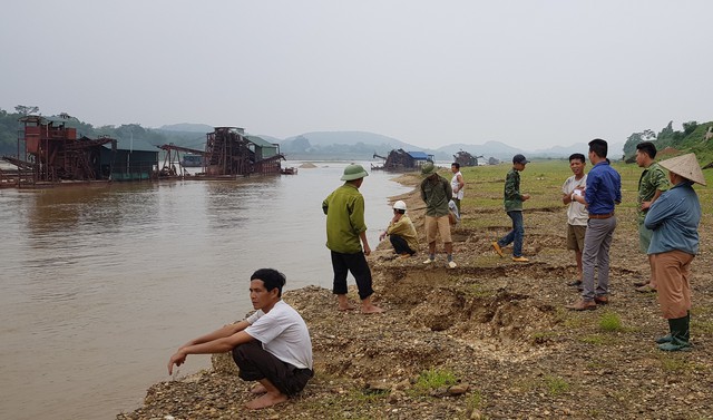 
Cứ mỗi buổi chiều, người dân xã Vĩnh Lợi, huyện Sơn Dương, tỉnh Tuyên Quang lại kéo nhau ra sông Lô canh đất để các tàu không khai thác vào sát bờ.     Ảnh: Cao Tuân
