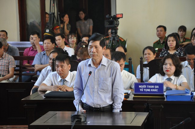 
Ông Hoàng Đình Khiếu trả lời trước tòa
