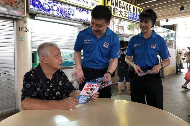 Đội tình nguyện viên trong buổi làm việc với người dân. Ảnh: Straits Times.
