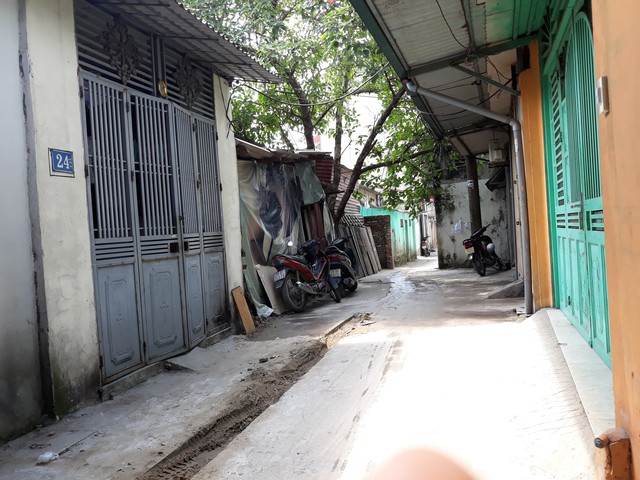
Lối về phòng trọ lụp xụp nằm sâu trong con ngõ 345 đường Khương Trung, phường Khương Đình (Thanh Xuân - Hà Nội) của Ch. và cụ già bán hàng rong.

