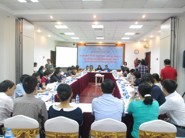 
Buổi lễ ra mắt Tổ tư vấn pháp luật và tâm lý hỗ trợ Hội LHPN Việt Nam trong bảo vệ phụ nữ và trẻ em. Ảnh: NT

 
