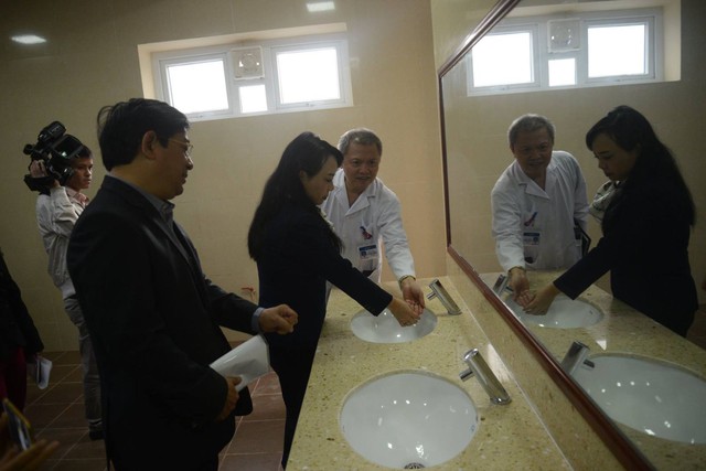 
Bộ trưởng Bộ Y tế Nguyễn Thị Kim Tiến kiểm tra nhà vệ sinh Bệnh viện E
