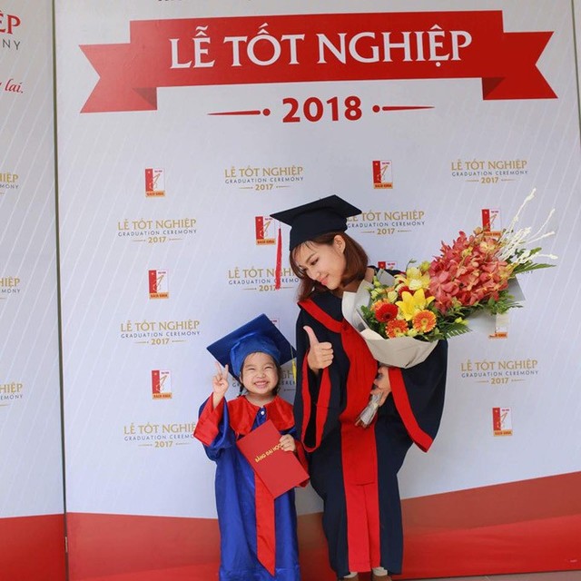
Mẹ 9X đơn thân mừng tốt nghiệp Đại học cùng con gái 3 tuổi.
