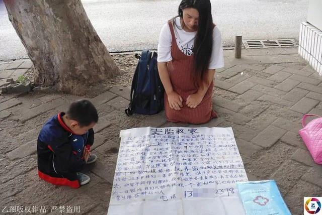 Chị Lương quỳ trên phố, rao bán đứa con trong bụng.