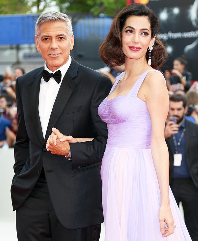 Vợ chồng George Clooney và Amal Clooney: Tài tử người Mỹ có mối quan hệ thân thiết với Hoàng gia Anh từ nhiều năm qua. Còn vợ anh Amal Clooney là một trong những nữ luật sư nổi tiếng nhất nước Anh. Hai vợ chồng cũng thường xuyên góp mặt trong những sự kiện danh giá tại xứ sở sương mù.