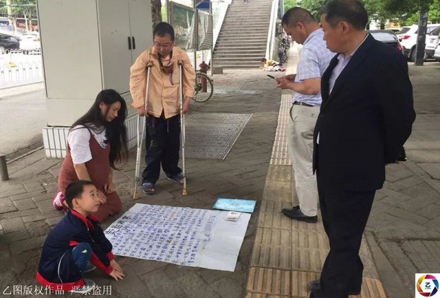Sau hai giờ đồng hồ quỳ trên phố, chị Lương bị cảnh sát yêu cầu rời khỏi vì hành vi gây mất trật tự an ninh.