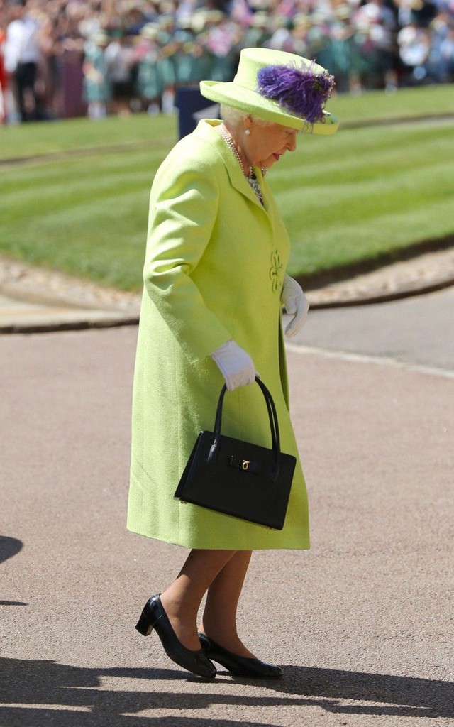 Nữ hoàng Elizabeth II xuất hiện trước cửa Nhà nguyện St. George.