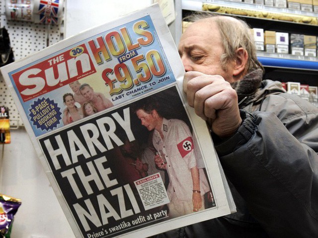 Hình ảnh Harry mặc áo có biểu tượng của phát-xít xuất hiện trên trang nhất hàng loạt tờ báo lớn ở Anh.