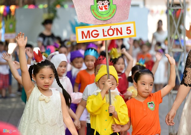 Bắt đầu ngày hội, các anh chị 5 tuổi mang trang phục công chúa, hoàng tử, chú lùn, vũ công sẽ theo lớp tiến vào lễ đài.