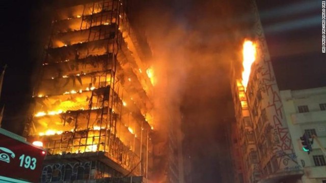 Ngọn lửa thi&ecirc;u rụi t&ograve;a nh&agrave; thuộc th&agrave;nh phố Sao Paulo, Brazil. Ảnh: CNN.