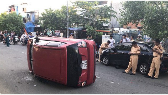 Lực lượng chức năng có mặt khám nghiệm hiện trường. Ảnh: Minh Mẫn.