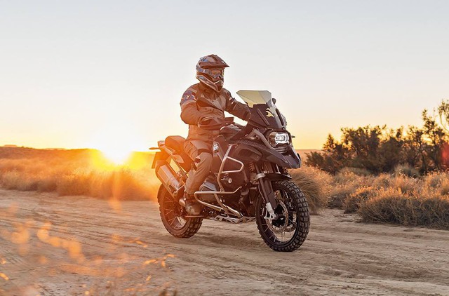 
			BMW R1200 GS Adventure: cỗ máy dành cho người muốn trải qua những cuộc phiêu lưu thực sự và muốn thể hiện mình cũng như thỏa mãn niềm đam mê của chính họ. Với thiết kế độc đáo và những tính năng vượt trội mạnh mẽ (bình xăng lớn hơn, bảo vệ lốc máy, đèn sương mù trang bị sẵn), R1200 GS Adventure là lựa chọn đúng đắn nhất để đồng hành cùng với bạn chinh phục mọi thử thách, đồng thời đem lại cho bạn những trải nghiệm khó quên.
			