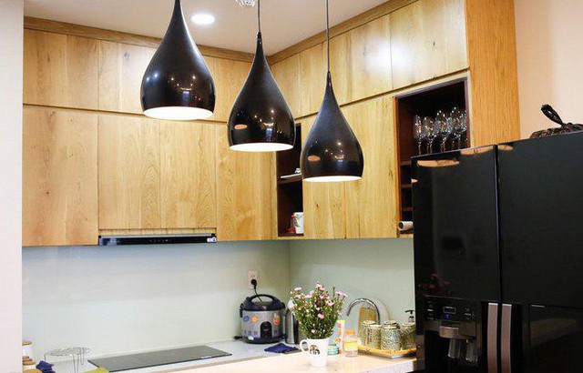 Căn bếp sáng bừng nhờ hệ thống đèn chiếu phá cách. Việc sử dụng tone màu kem làm cho các chi tiết, trang trí trong phòng nổi bật hơn.