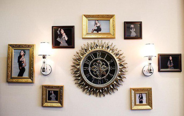Chiếc đồng hồ mang kiểu dáng phương Tây mới lạ và khá sang trọng khiến phòng khách trở nên cuốn hút. Đặc biệt nhiều hình ảnh của chủ nhân căn hộ được treo xung quanh tường như cách thể hiện dấu ấn cá nhân.