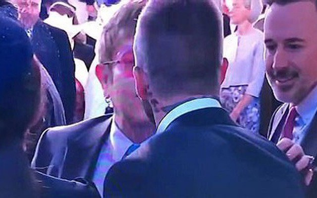 
Khoảnh khắc Elton John hôn David Beckham.

