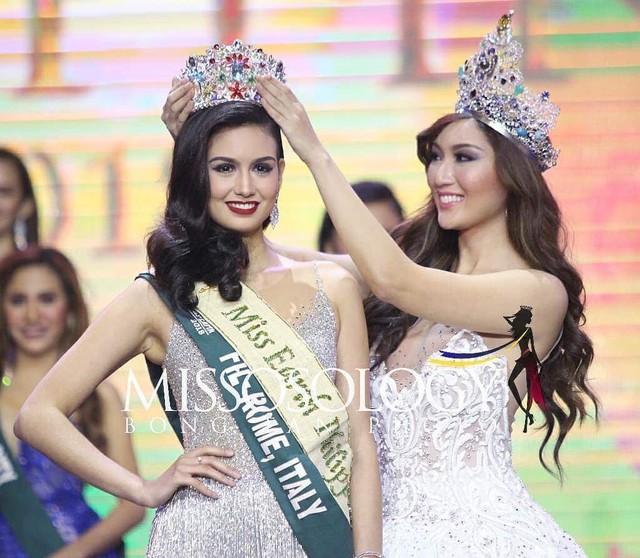 Tối 19/5 (giờ địa phương), đêm chung kết cuộc thi Hoa hậu Trái Đất Philippines được tổ chức tại thủ đô Manila với chiến thắng quan trọng nhất thuộc về thí sinh 20 tuổi Silvia Cortesi. Trước đó, cô giành được huy chương đồng phần thi thuyết trình trước báo chí. Trong ảnh, người kế nhiệm Karen Ibasco trao vương miện cho tân hoa hậu.