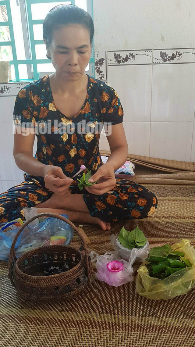 Dù không ăn cơm, hàng ngày chỉ ăn trầu, một ít bắp, khoai nhưng bà Thúy vẫn khoẻ mạnh và tăng cân.