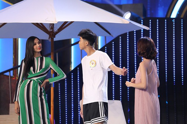 Hoàng Thuỳ và Lan Ngọc cũng thể hiện khả năng diễn xuất cùng thí sinh trong chương trình.