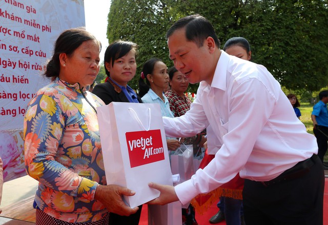 
Ngày hội điểm cấp Trung ương, hãng Hàng không Vietjet hỗ trợ 5.000 cơ số thuốc khám, hỗ trợ 20 suất quà cho đối tượng chính sách và 10 bộ lọc nước vi sinh cho các trường mầm non, tiểu học.

