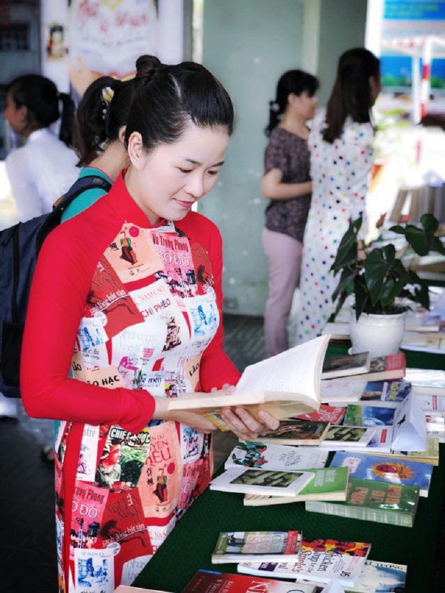 Cô Trang Như trong trang phục áo dài độc đáo