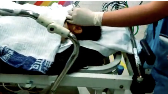 B&eacute; trai được đưa v&agrave;o việc trong t&igrave;nh trạng nguy kịch.