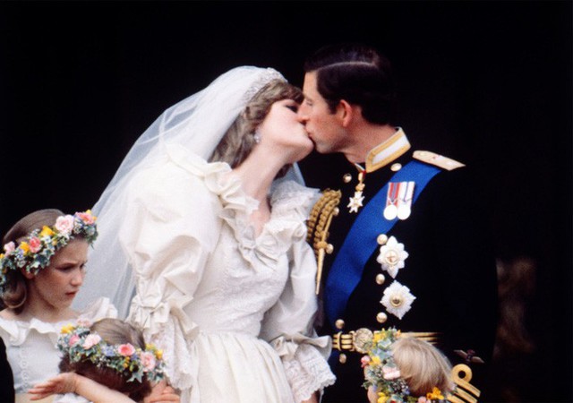 Nụ hôn đính ước giữa công nương Diana và thái tử Charles.