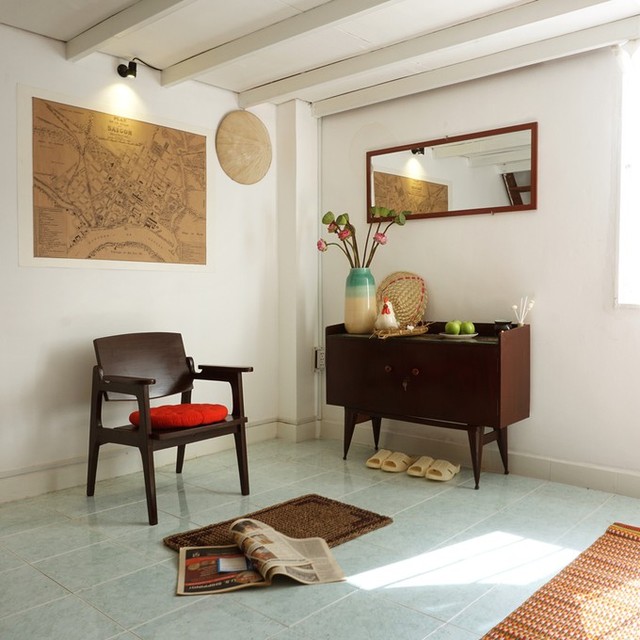 Các chi tiết trang trí trong nhà như tấm bản đồ Sài Gòn in trên giấy nâu, những chiếc nón, quạt mo... đem lại cảm giác thân thuộc.