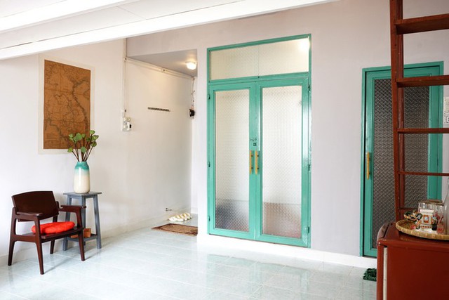 Trong nhà có riêng chỗ để quần áo, đồ dùng nằm trong căn phòng có hai cánh cửa xanh. Phòng kế bên là khu WC.