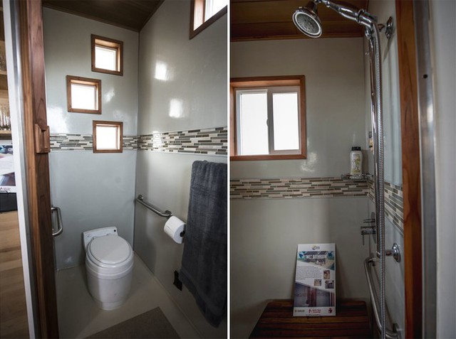 Khu vệ sinh có những ô cửa sổ lấy sáng kích thước vừa phải để đảm bảo kín đáo.
